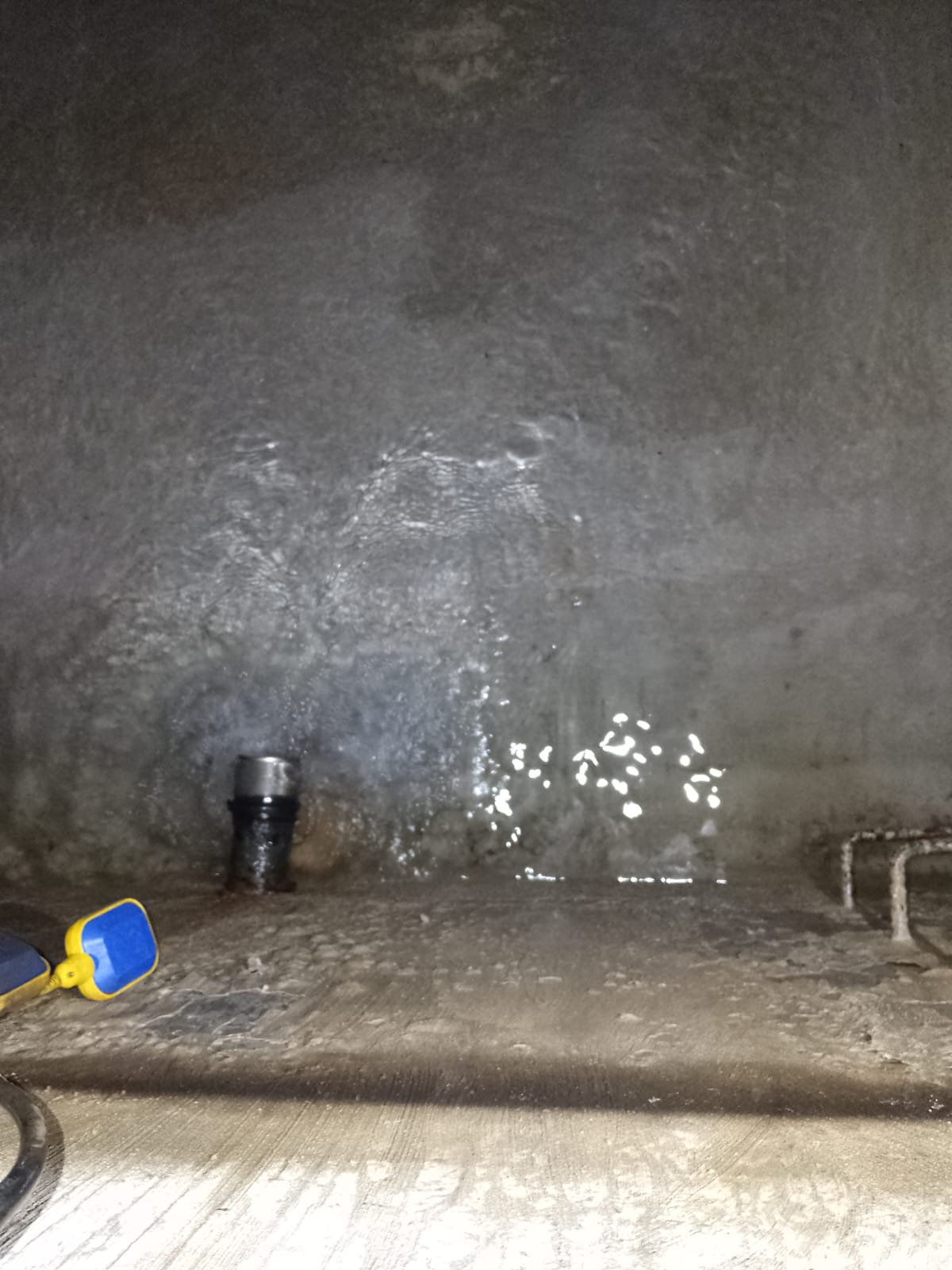 Interior de estanque durante servicio de lavado y sanitización